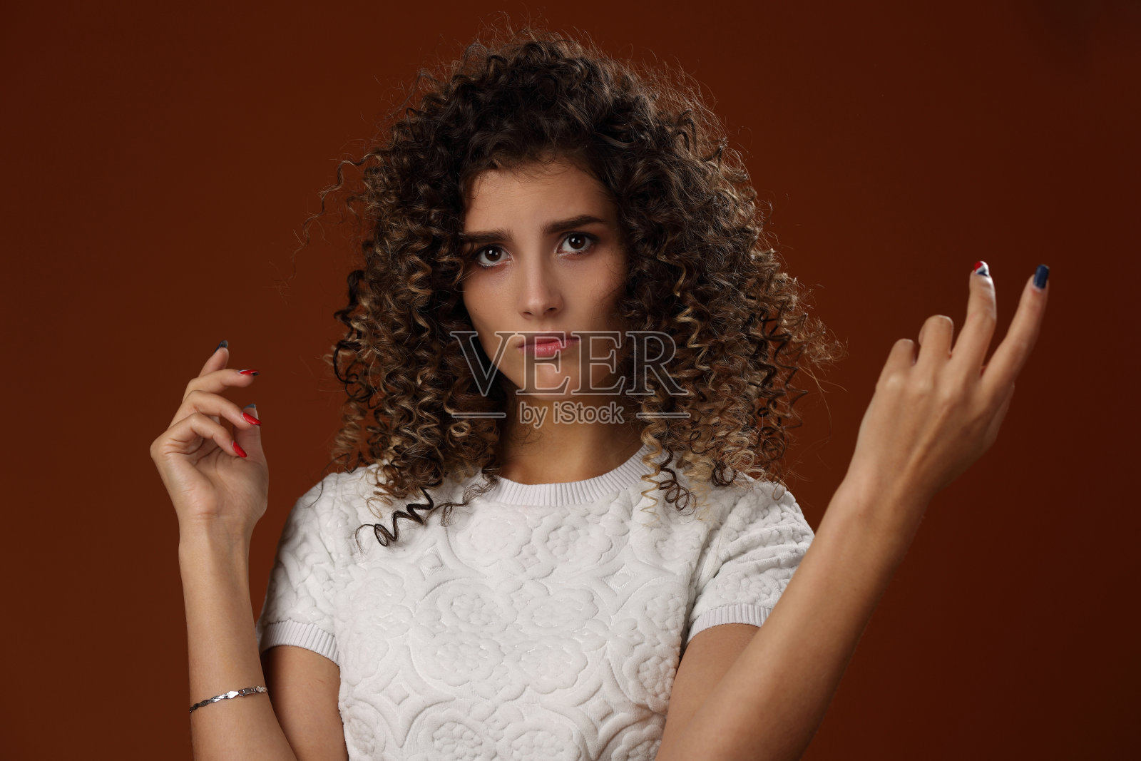 一个失望、不满的女孩的肖像照片摄影图片