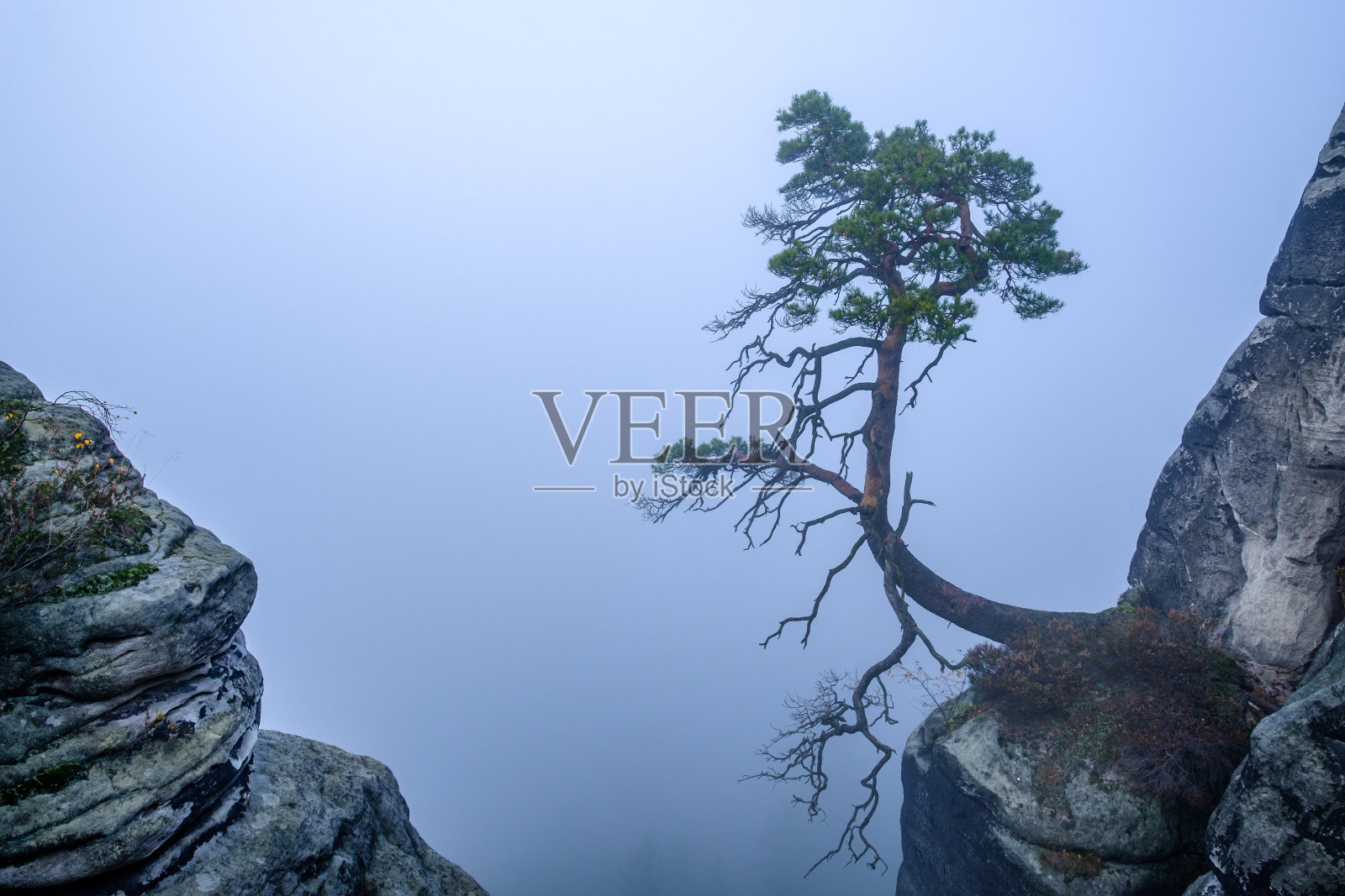 观赏著名的巴斯提山照片摄影图片