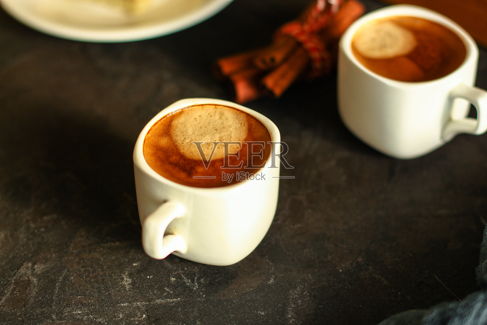 咖啡、一块蛋糕(喜庆气氛、象棋、圣诞彩灯、新年)菜单概念。食品的背景。前视图。本空间照片摄影图片