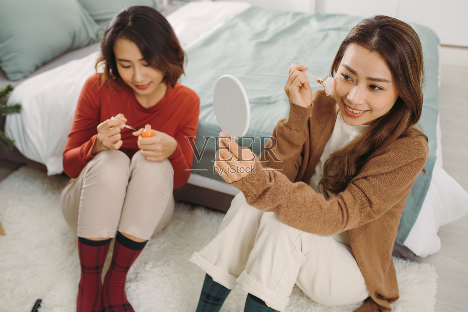 圣诞节的时间。亚洲妇女使用滚石。护肤概念。照片摄影图片