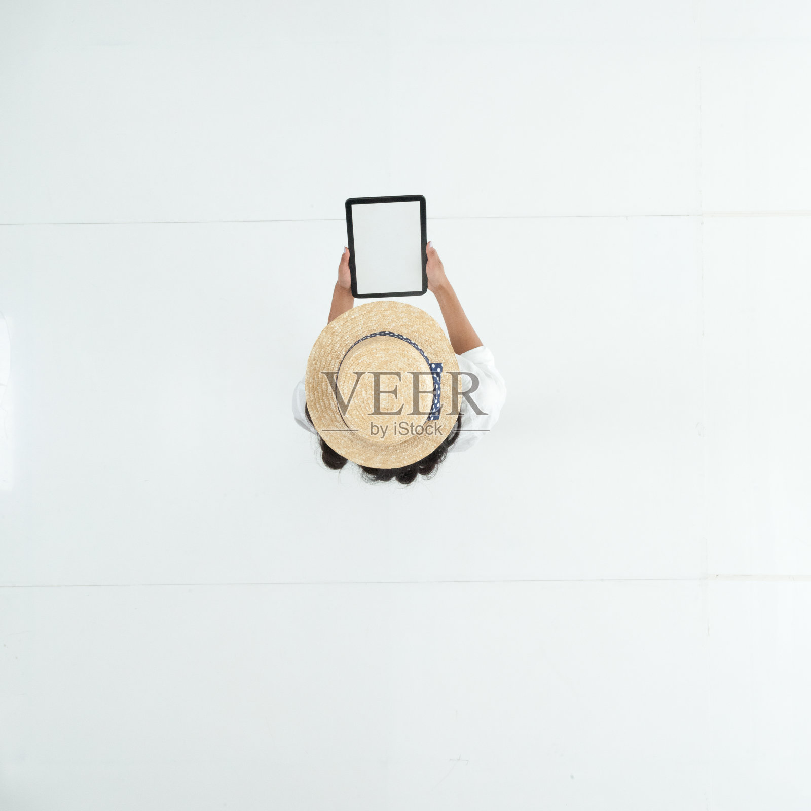 一个人/全身/直接俯瞰/鸟瞰图20-29岁的成年人美丽的黑发/长发拉丁美洲和西班牙裔种族的女性/年轻女性站在白色背景下,穿着纽扣衬衫/衬衫照片摄影图片