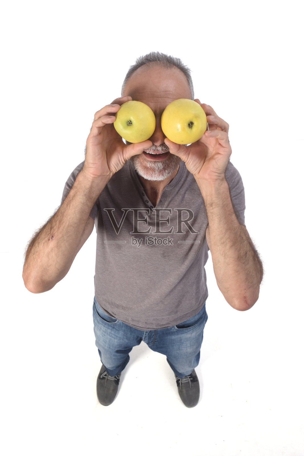 白色背景上有水果的男人照片摄影图片