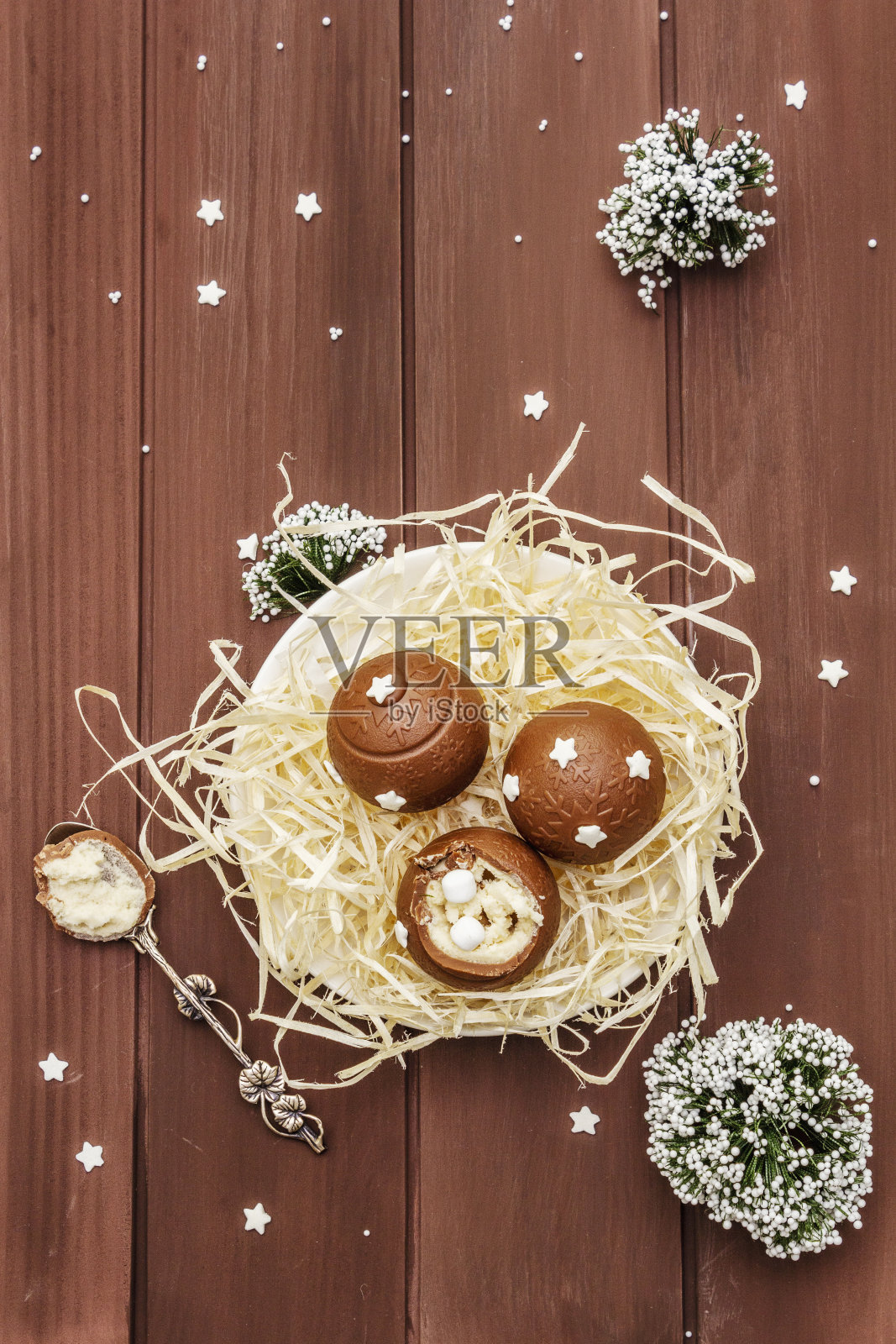 自制的星星巧克力糖果。节日的甜点,圣诞(新年)的精神。木板的背景照片摄影图片