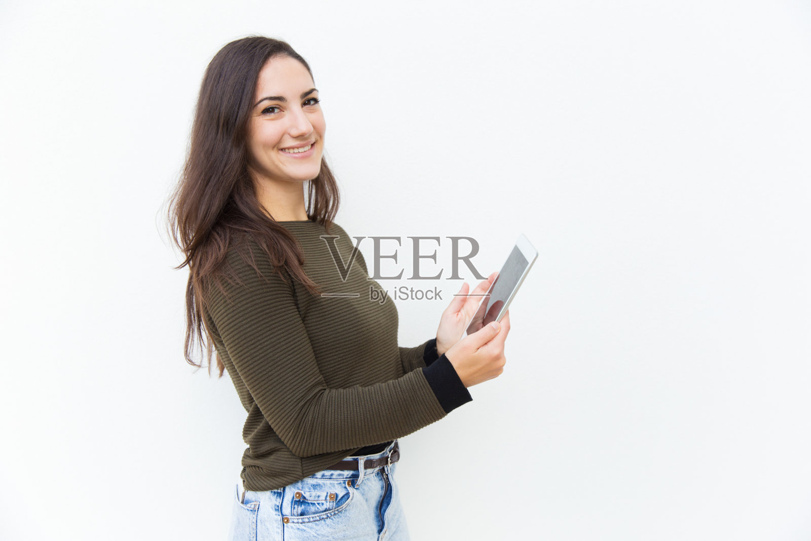 快乐的拉丁女人在平板电脑上上网照片摄影图片