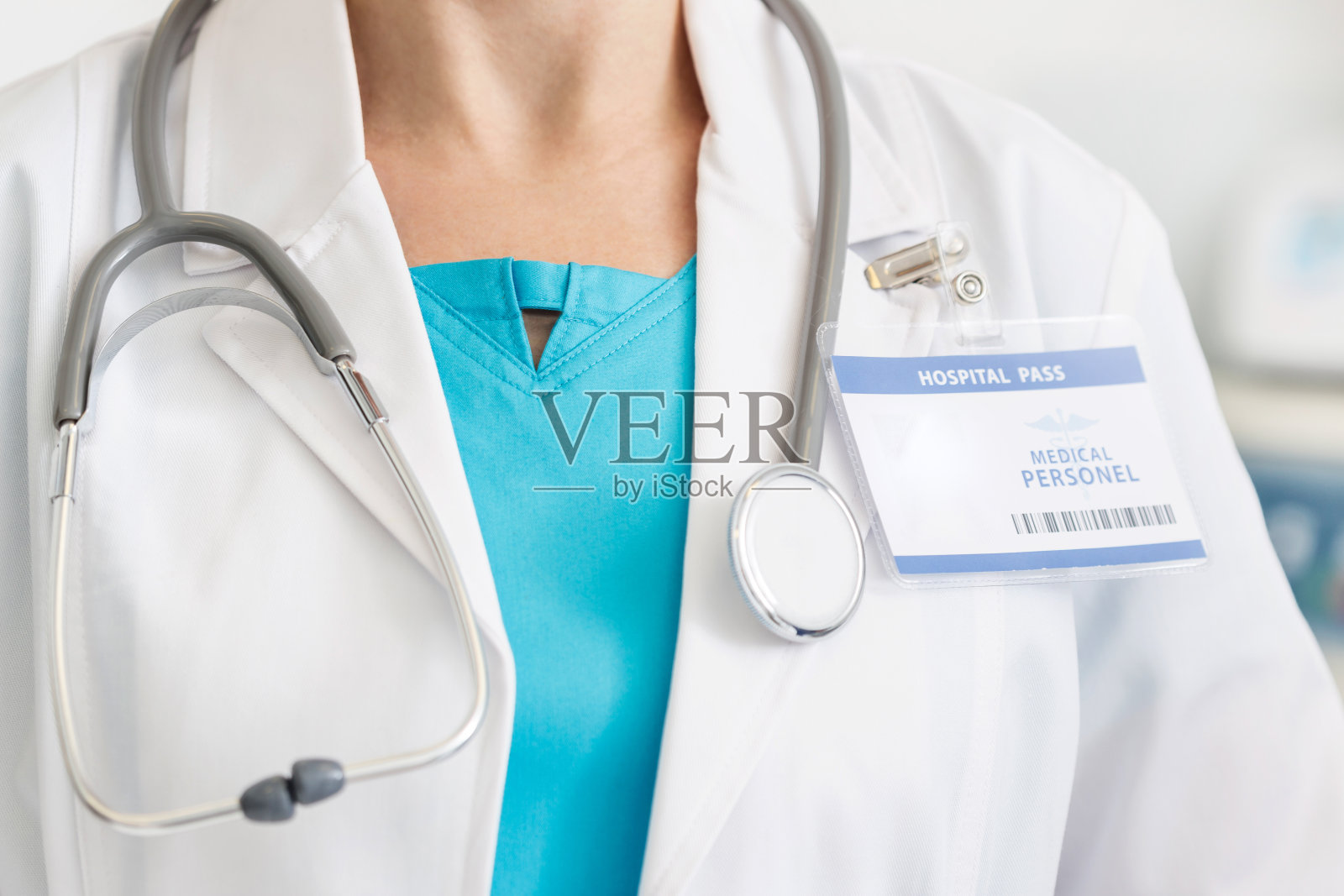 医疗人员(医生,护士和牙医)在不同的程序与病人。照片摄影图片