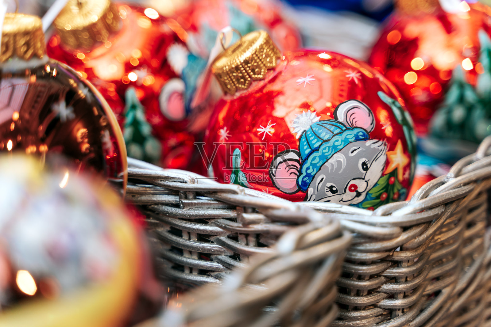 商店柜台上的圣诞球照片摄影图片