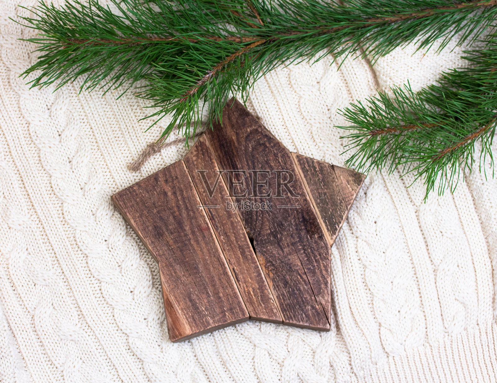 圣诞星星由木头制成,用绳子站在木头的背景上照片摄影图片