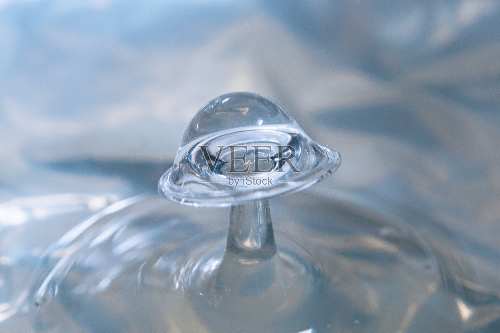 水滴碰撞形成金属背景照片摄影图片