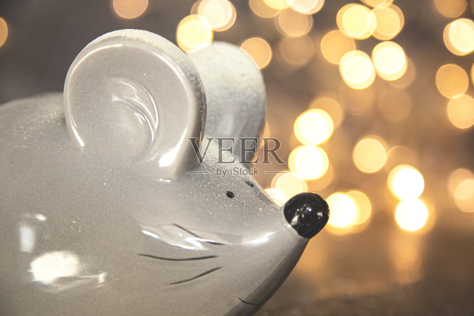 象征中国新年2020 -老鼠在一个燃烧的花环的背景照片摄影图片