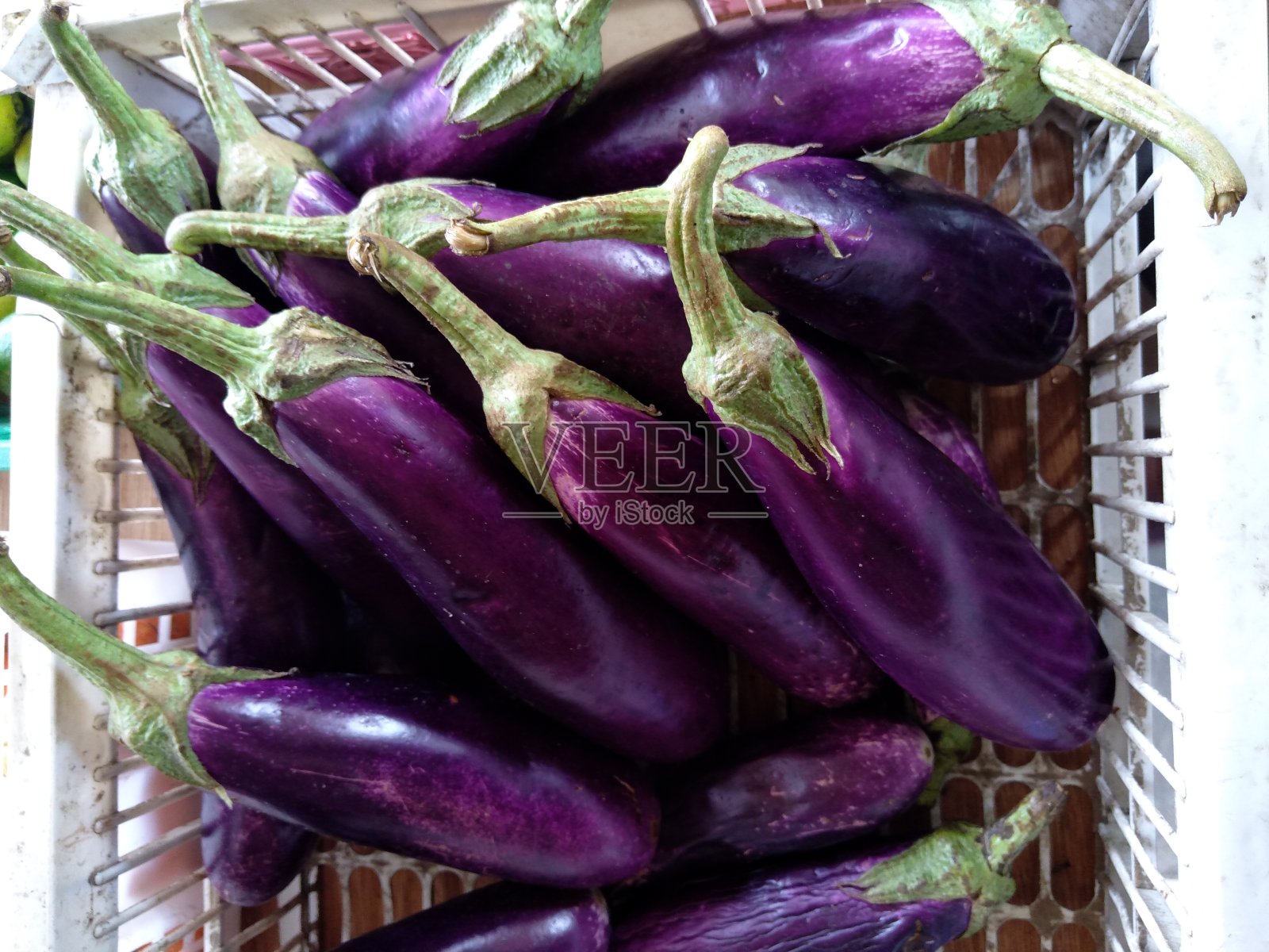 微距拍摄食物蔬菜茄子。市场上的有机茄子。照片摄影图片