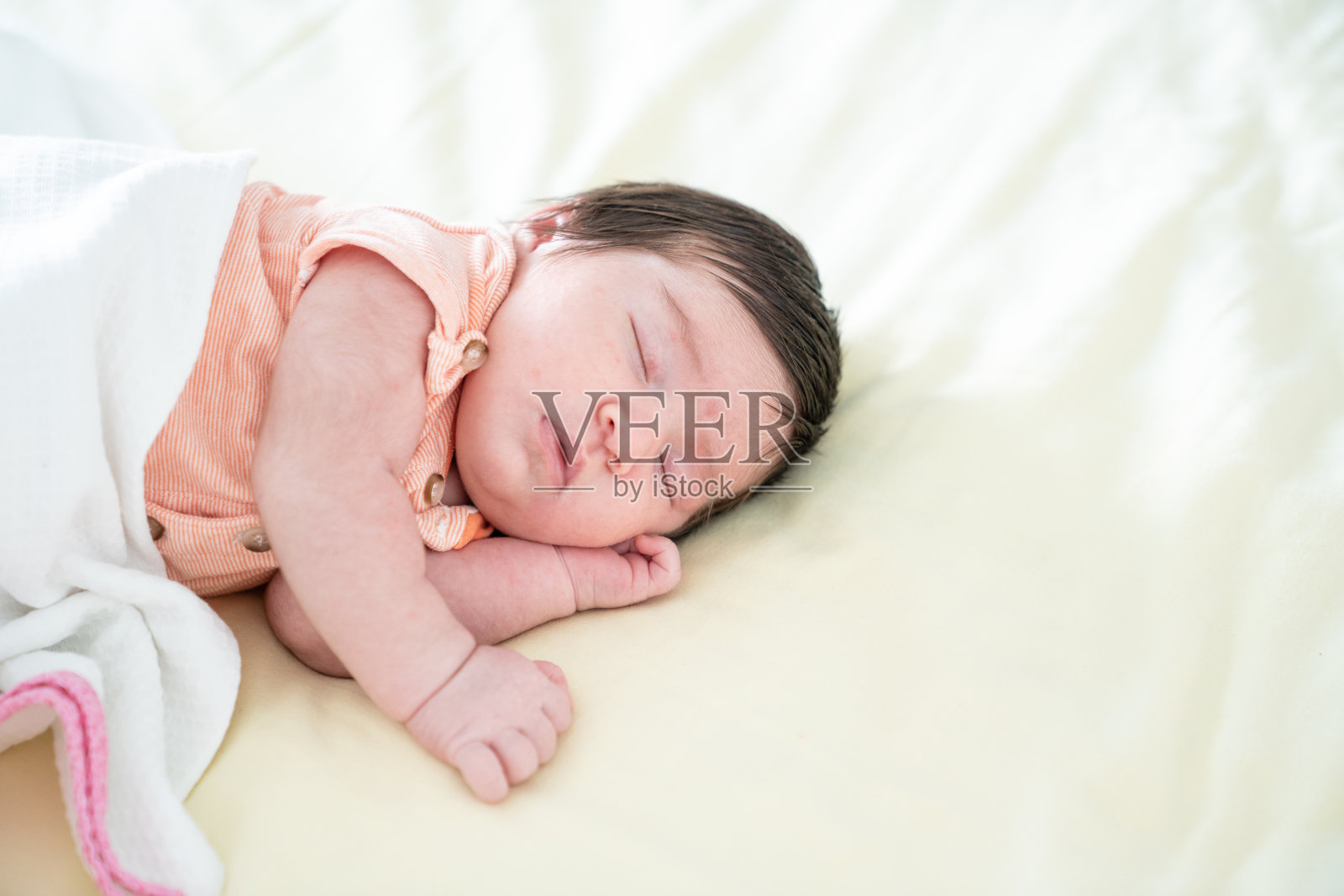 熟睡中的新生女婴的肖像照片摄影图片