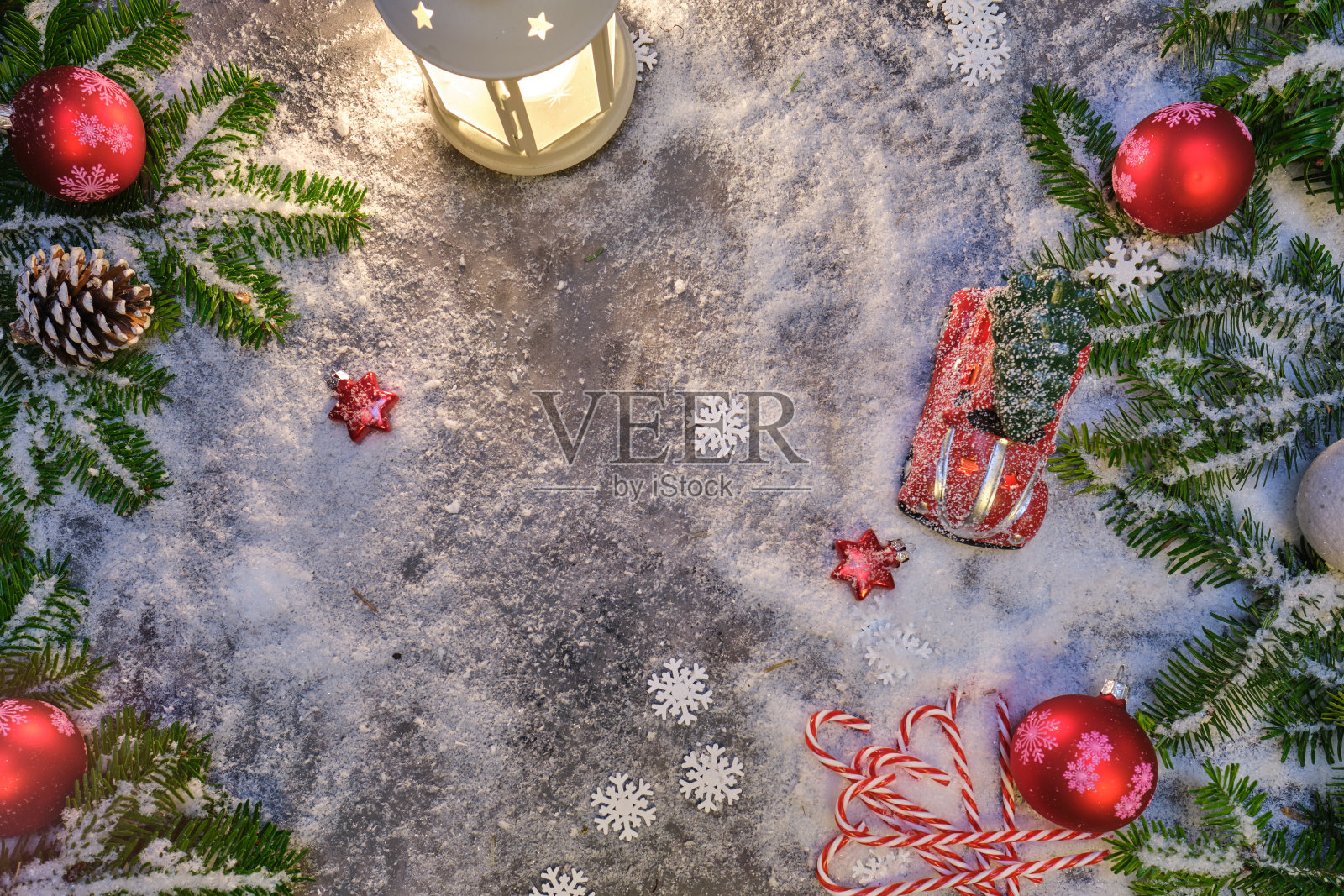 黑色桌子上的圣诞烘焙材料,圣诞平铺在黑色背景与复制空间。圣诞蛋糕配料Top Down Shot照片摄影图片