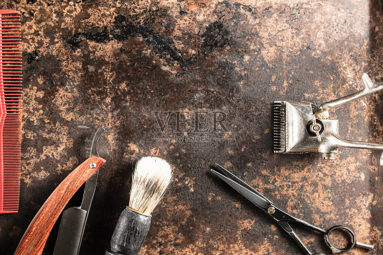 美发剪刀,老式手工剪,梳子,刷子,危险的剃须刀,都在一个生锈的老漂亮的表面上。照片摄影图片