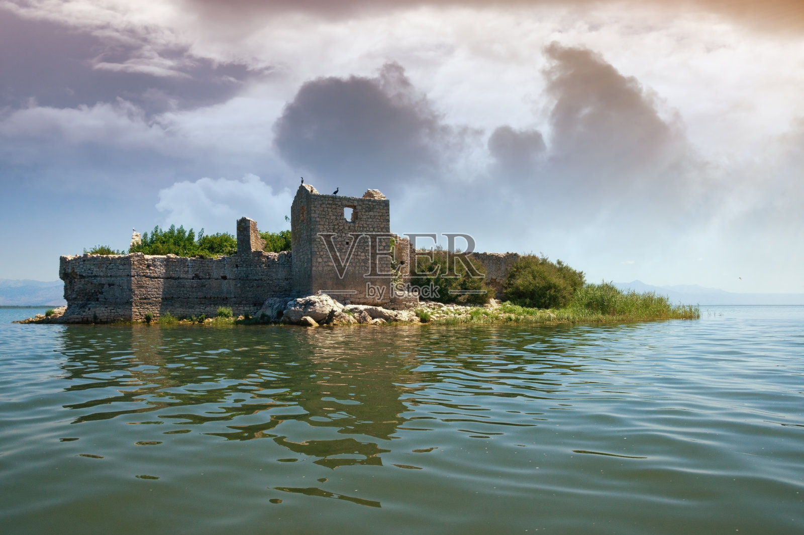 小岛上荒废的堡垒。湖Skadar,黑山照片摄影图片