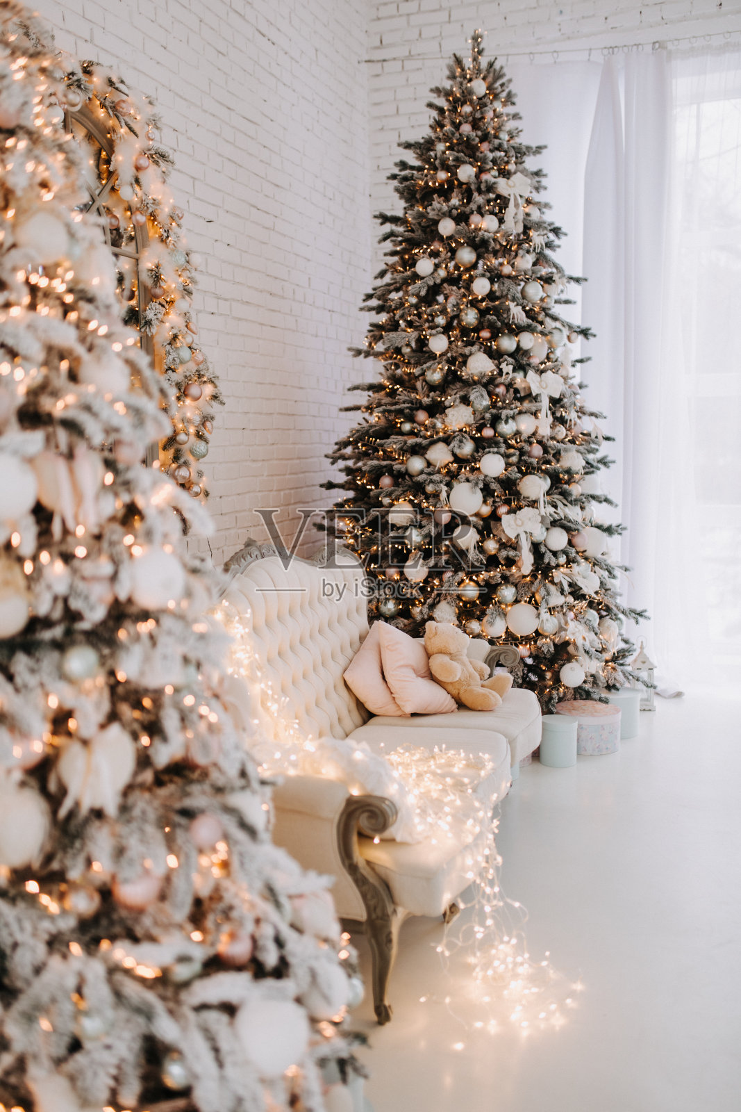 古代沙发和装饰圣诞树照片摄影图片