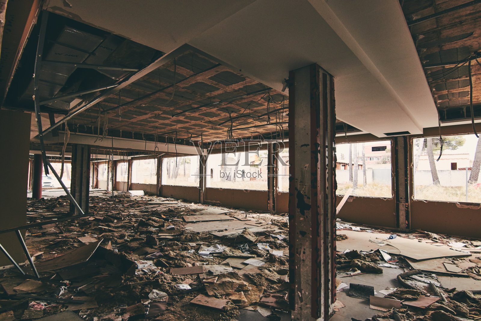 废弃的建筑。涂鸦和破坏行为。通过的时间g照片摄影图片