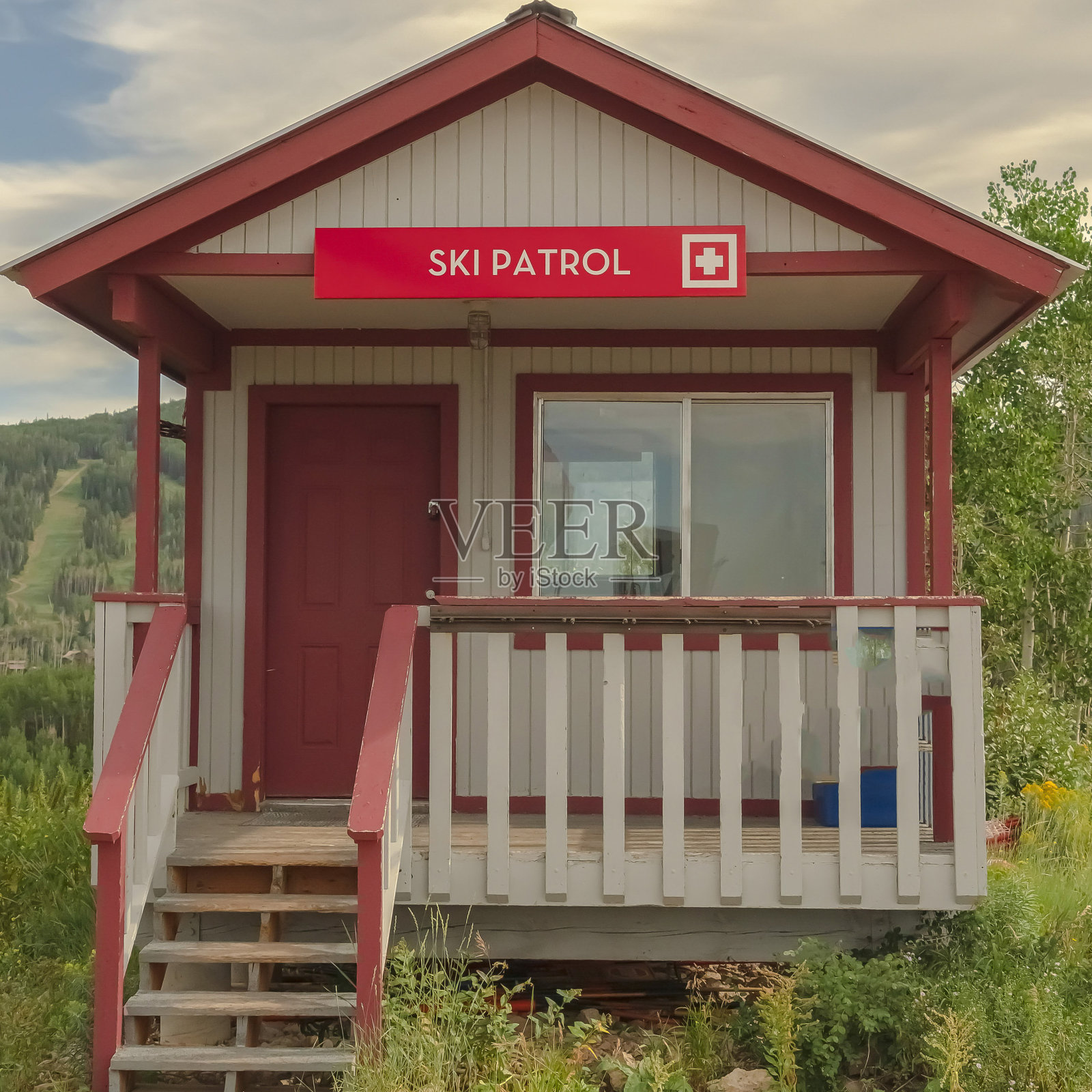 广场滑雪巡逻木制建筑,带有楼梯和门廊,犹他州帕克城在夏天照片摄影图片
