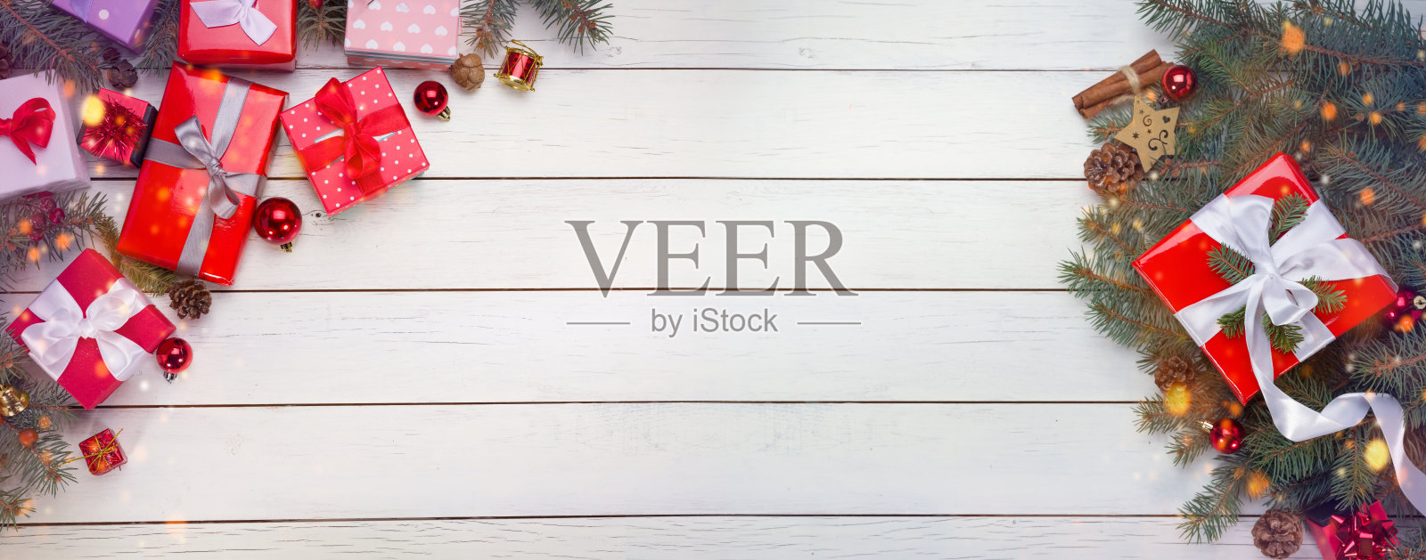 桌上放着礼品盒照片摄影图片