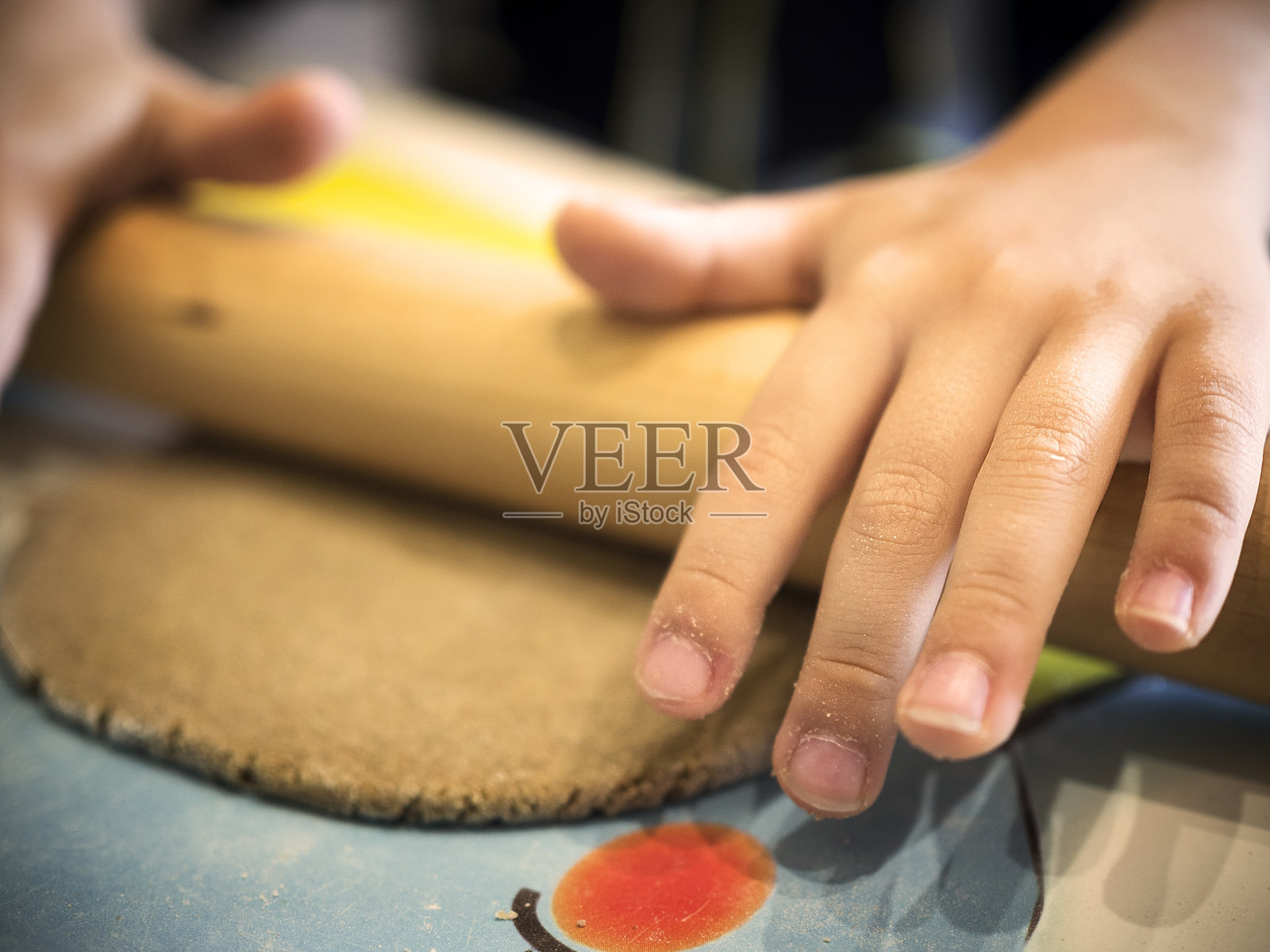 一个孩子在做圣诞饼干的特写照片摄影图片