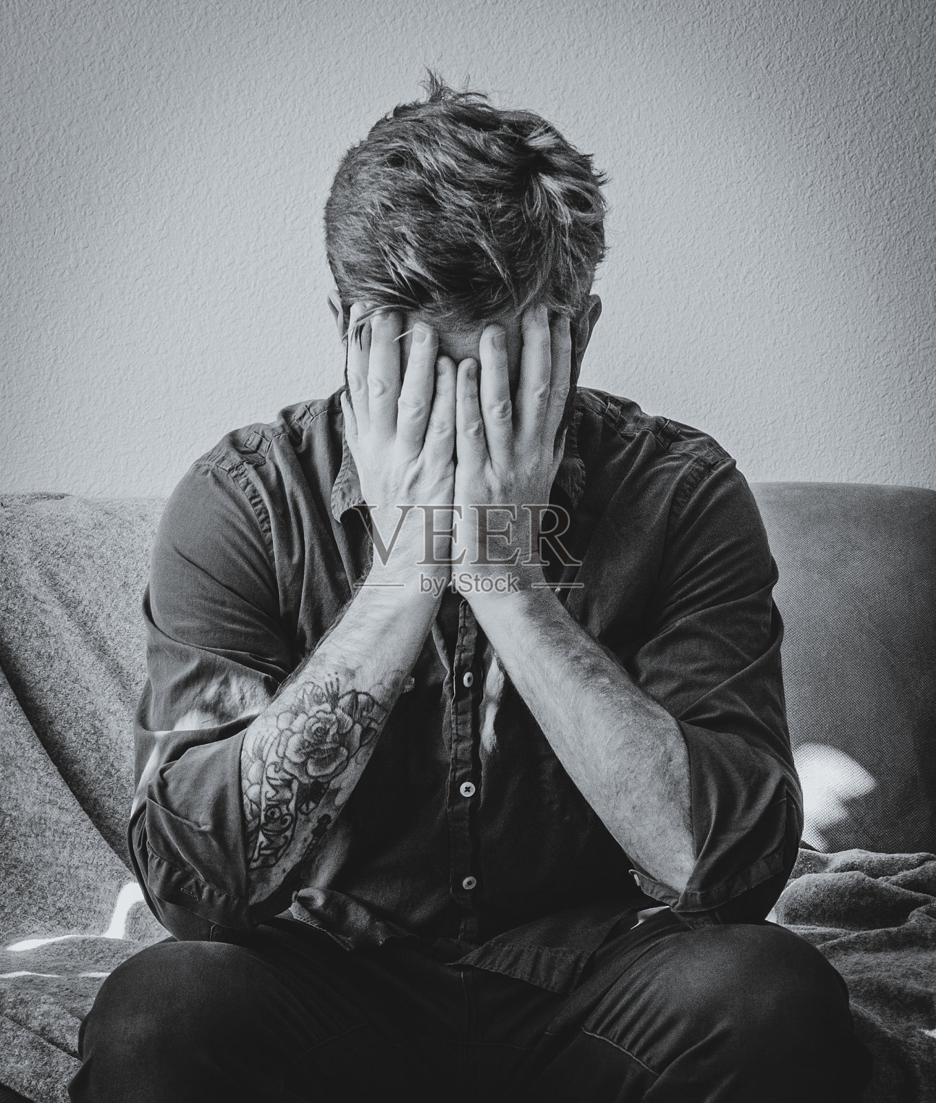 压力大的男人双手抱头照片摄影图片