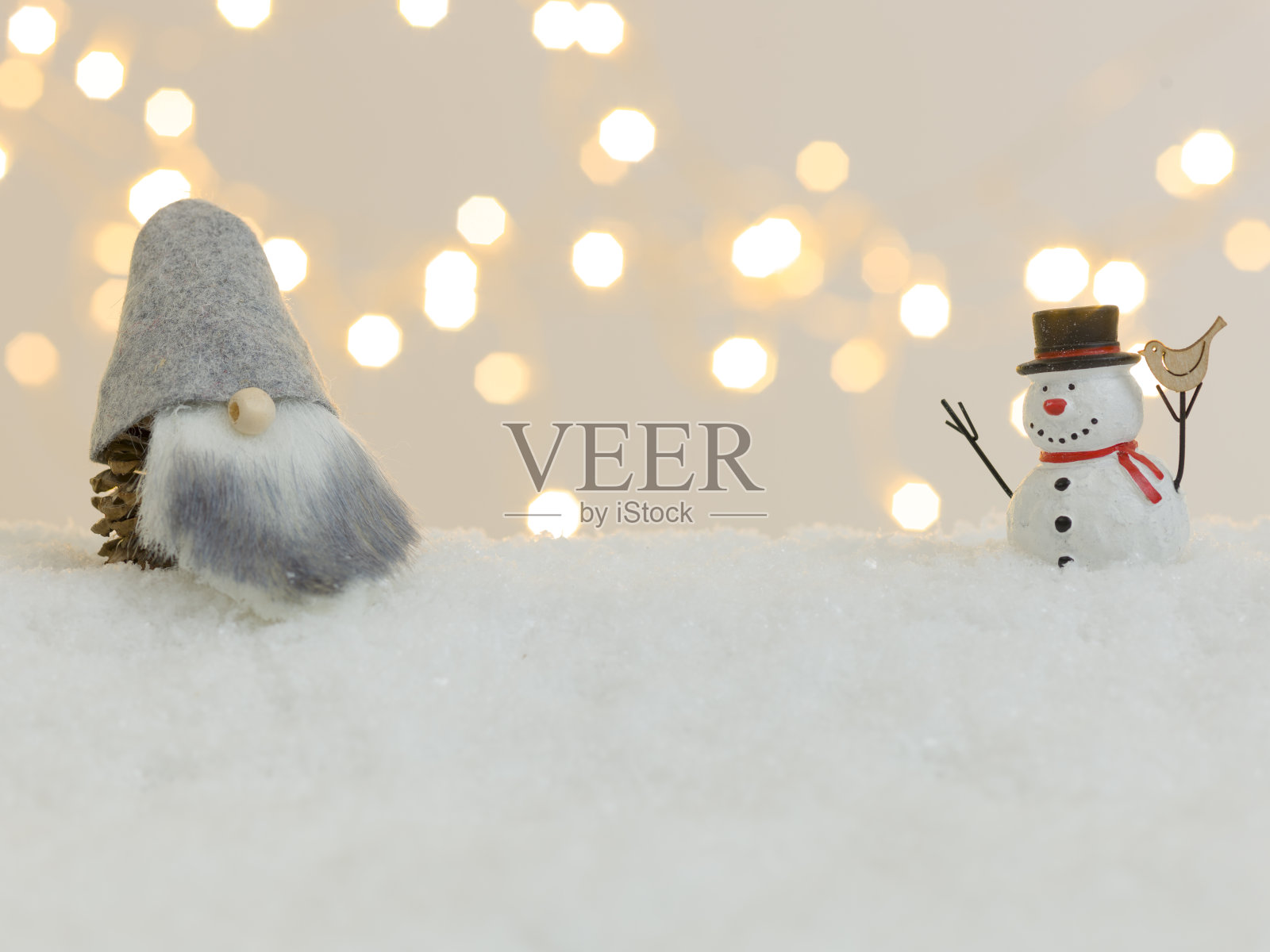 圣诞节的物品在白色的雪花上有许多小,闪亮的灯光在背景照片摄影图片