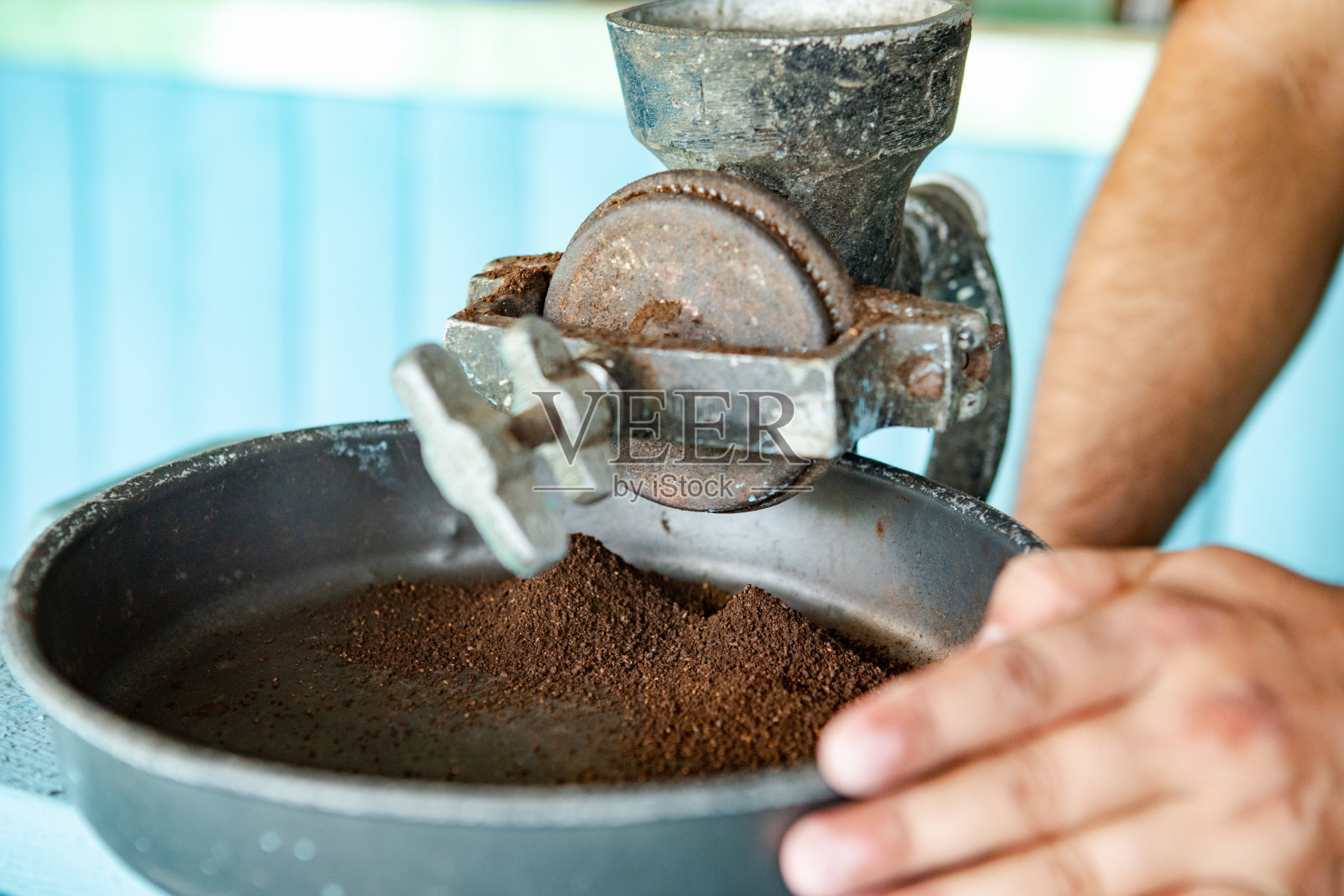 古巴:一名男子用一台旧咖啡磨研磨照片摄影图片