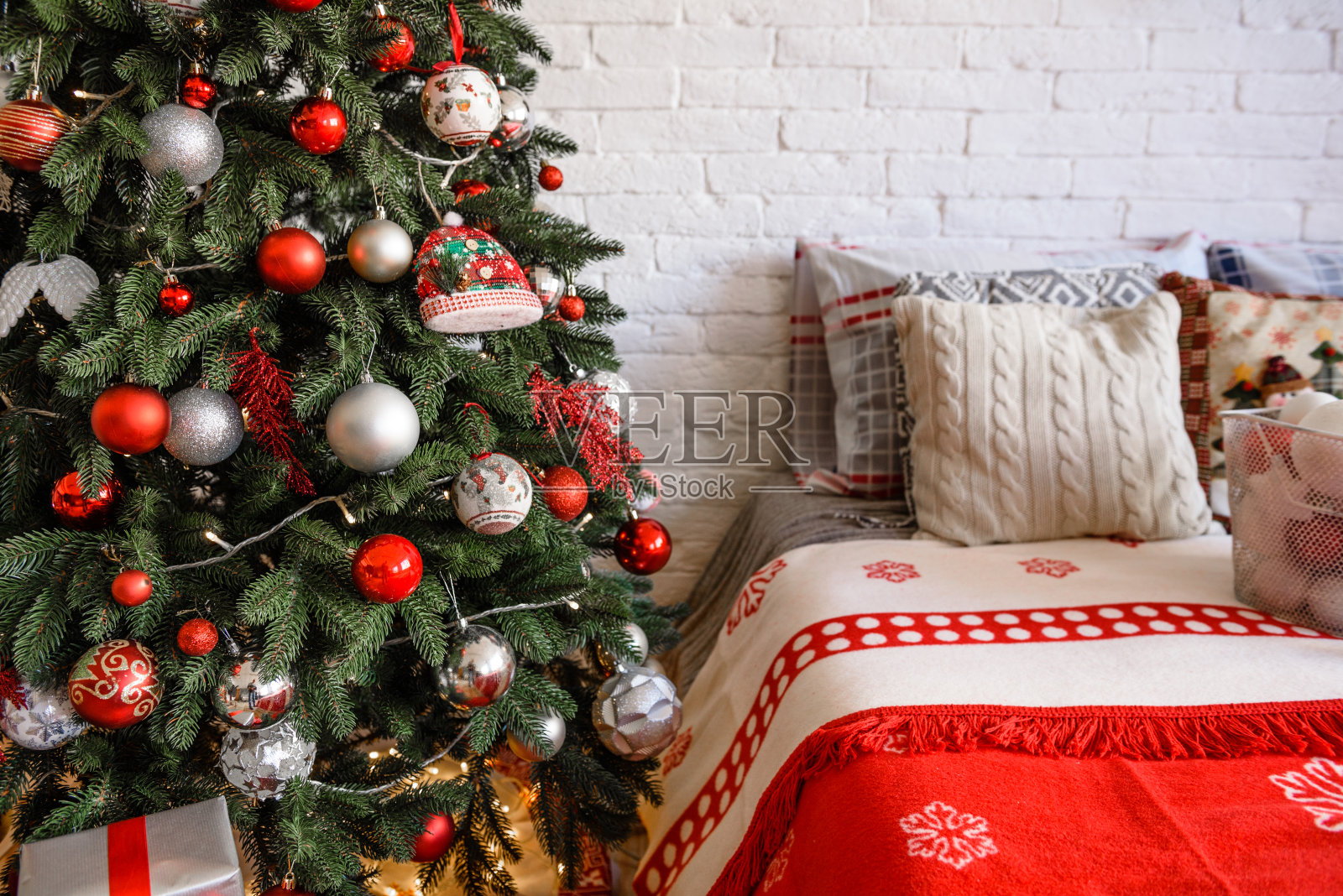 美丽的节日装饰房间与圣诞树下的礼物照片摄影图片