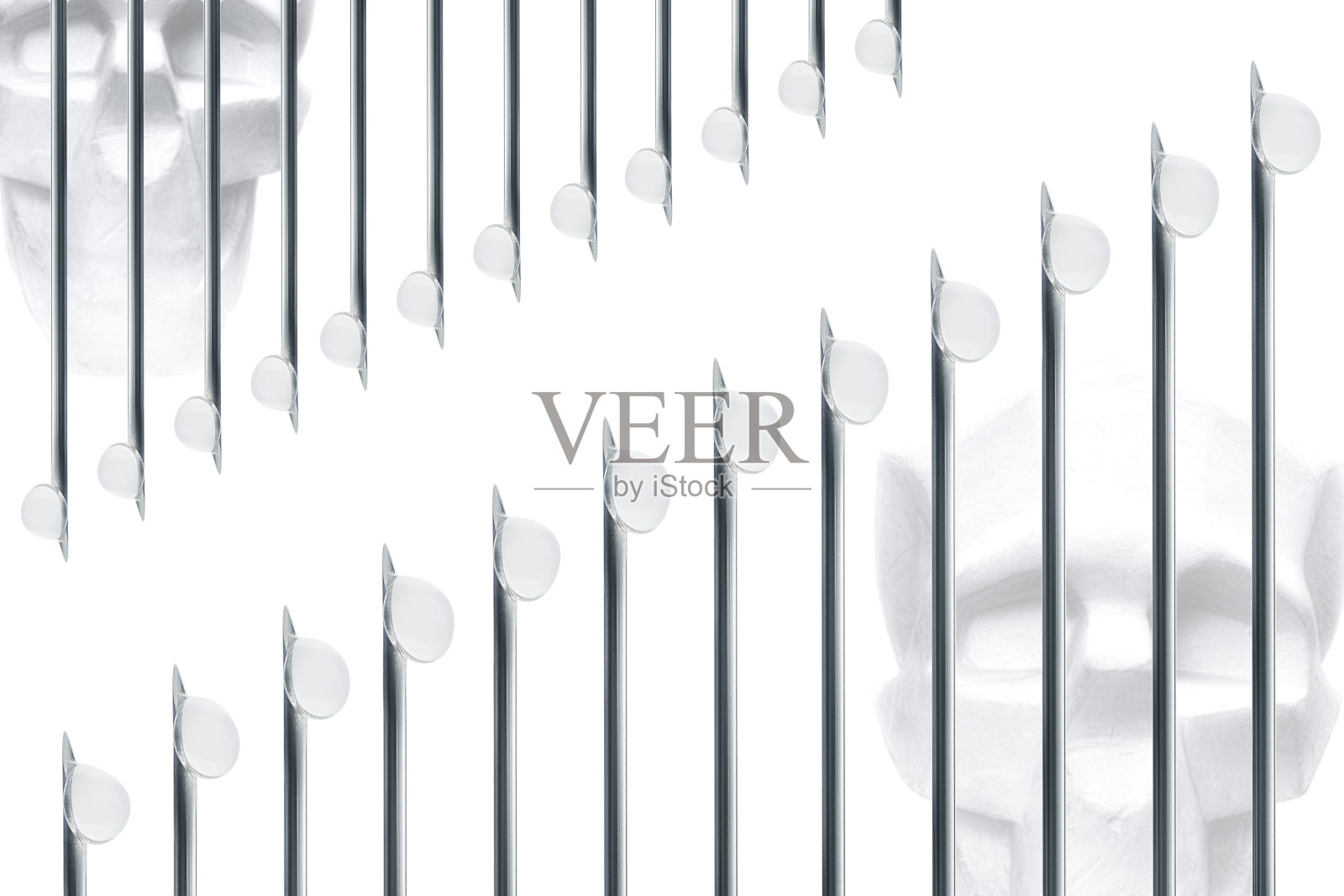 注射器针头和疫苗滴在头骨上,白色背景,特写,孤立照片摄影图片