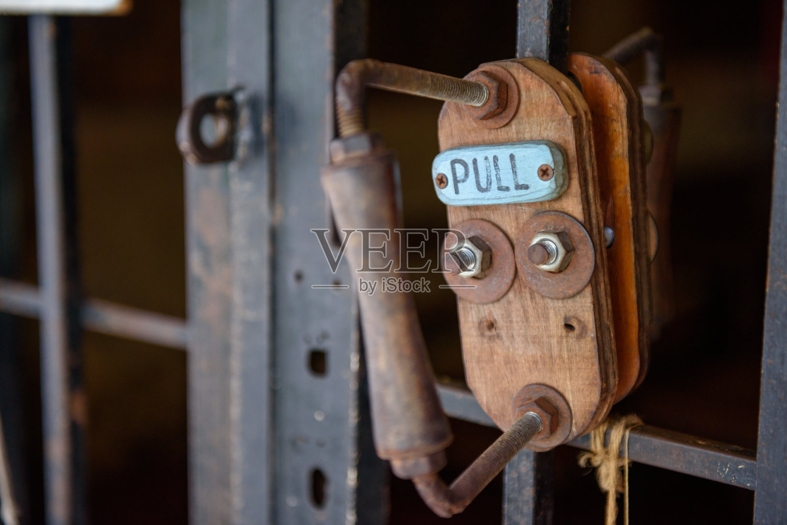 金属门上挂着木制的留言板照片摄影图片