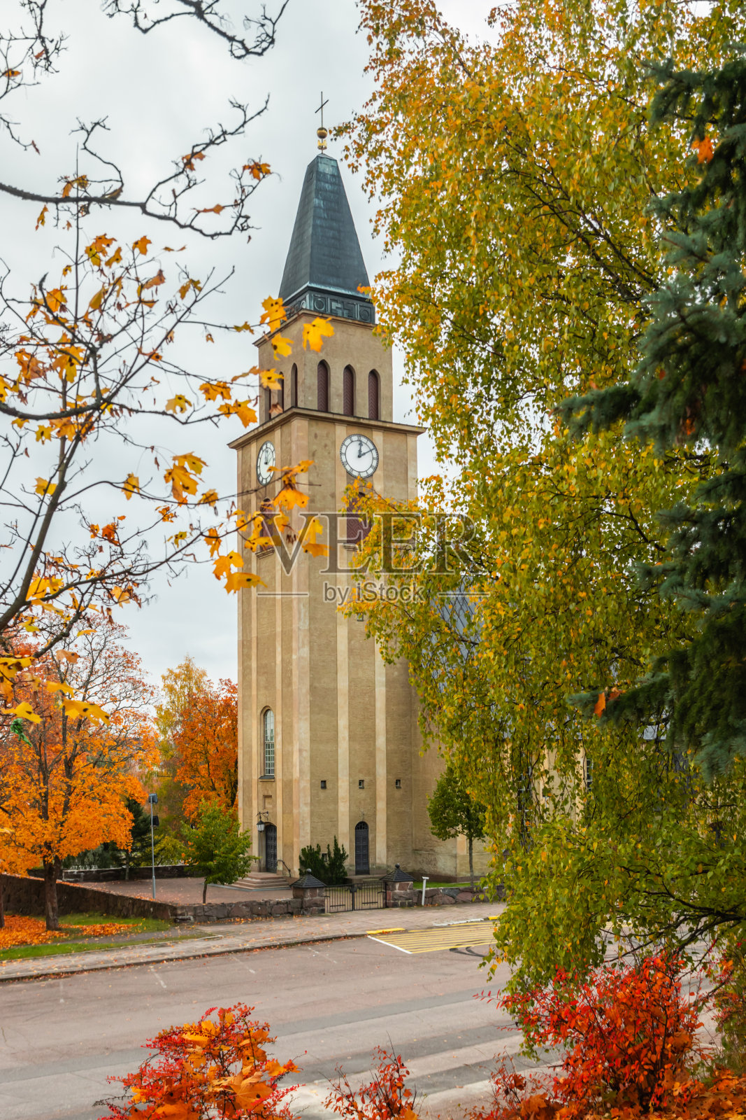 Kuusankoski教堂,美丽的秋日,芬兰。照片摄影图片