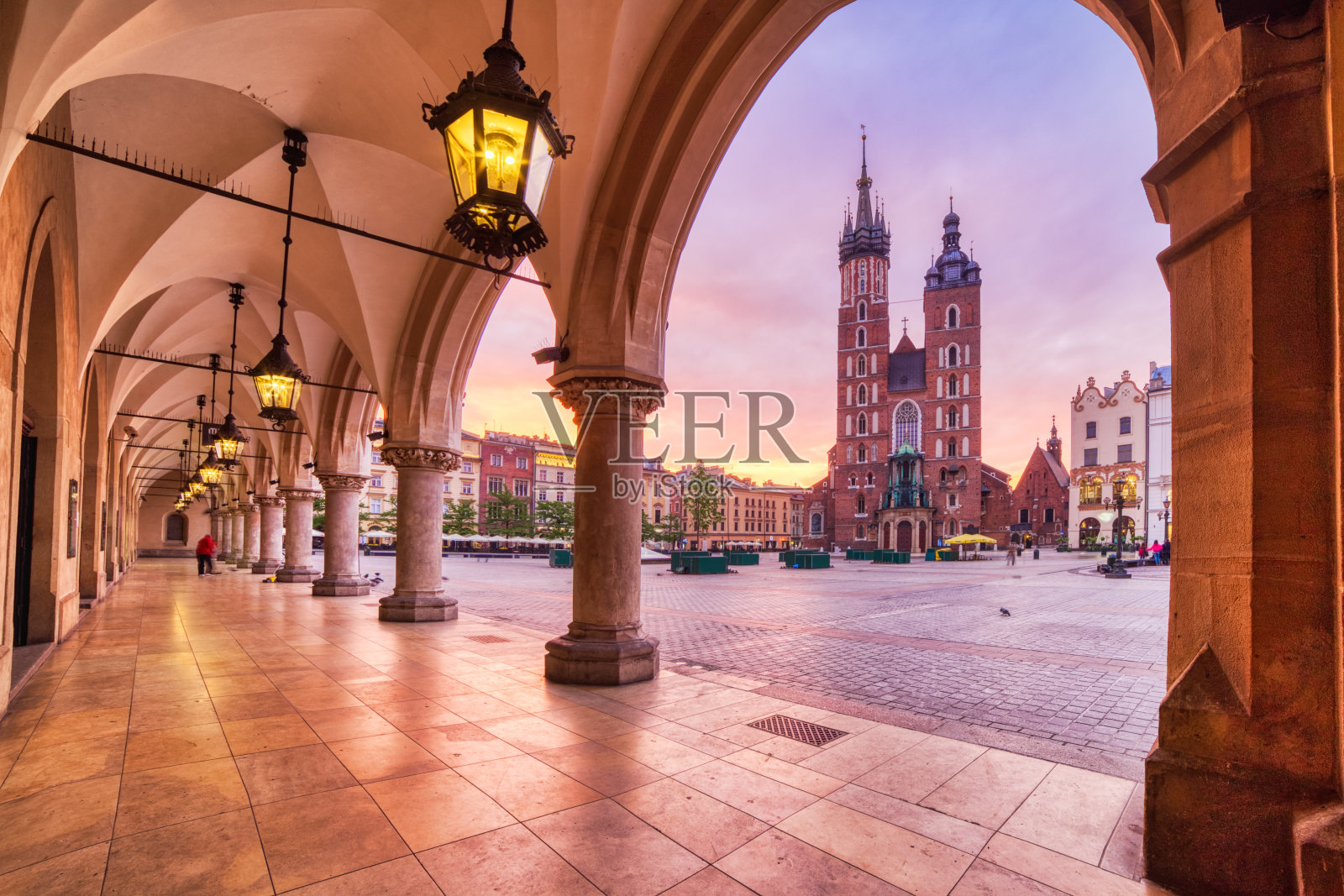 克拉科夫日出广场上的圣玛丽大教堂照片摄影图片