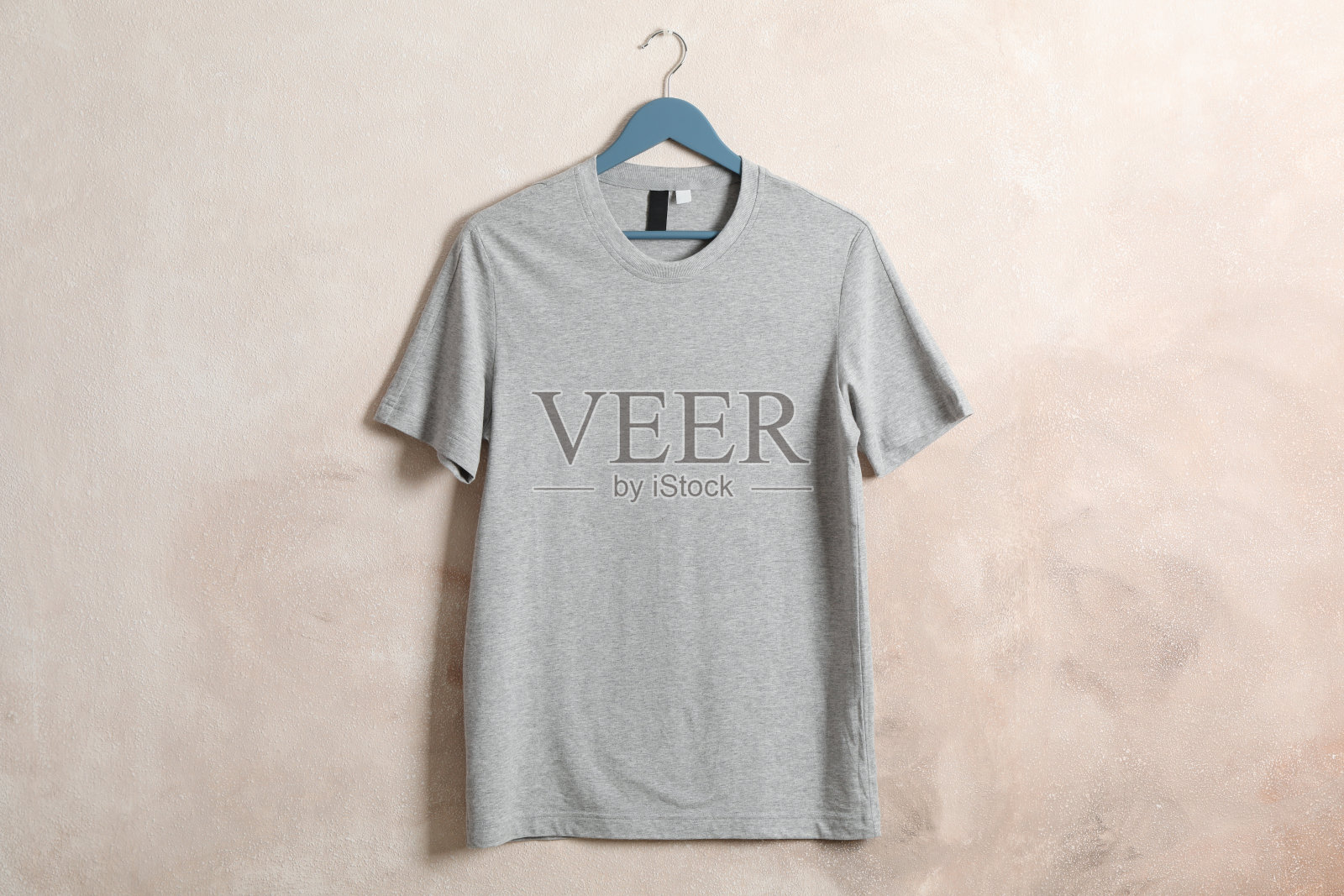 衣架与空白灰色t恤在棕色背景,文字空间照片摄影图片