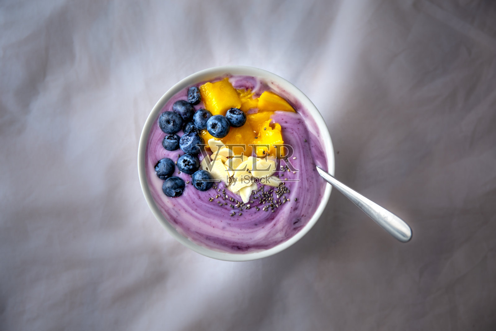 蓝莓杏仁酸奶照片摄影图片