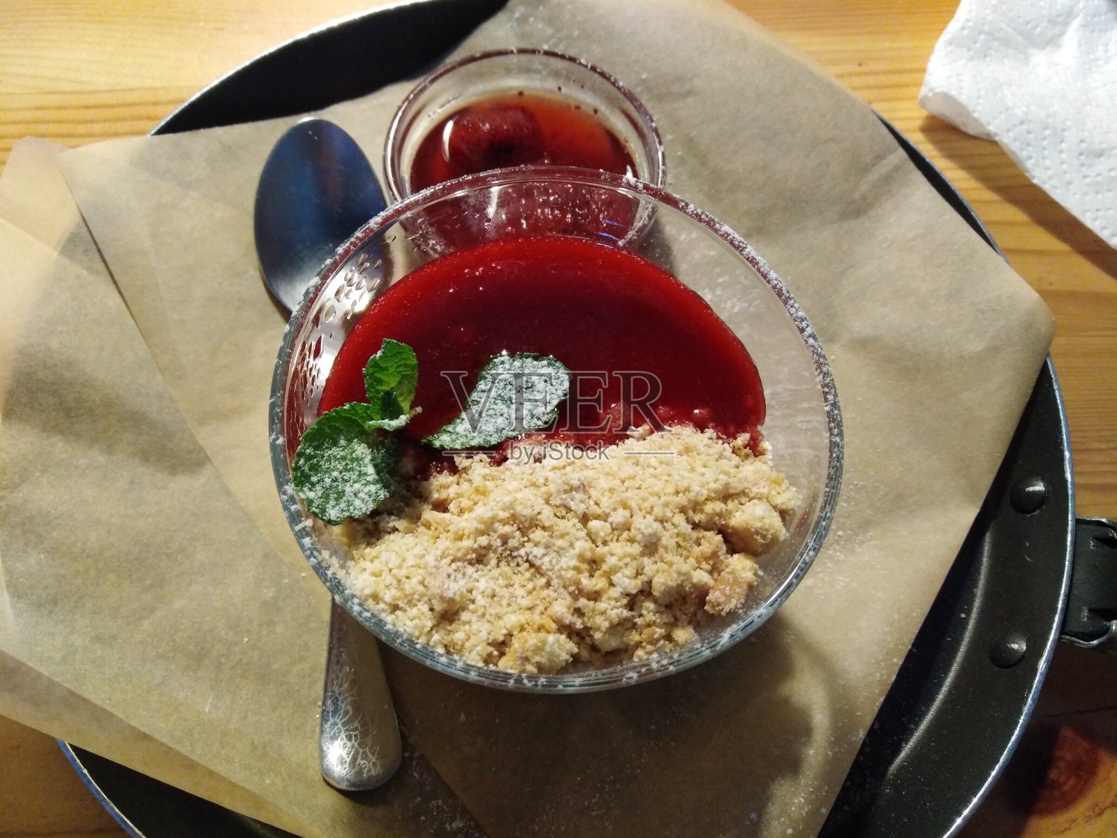 芝士蛋糕盘。在咖啡馆吃饭。照片摄影图片