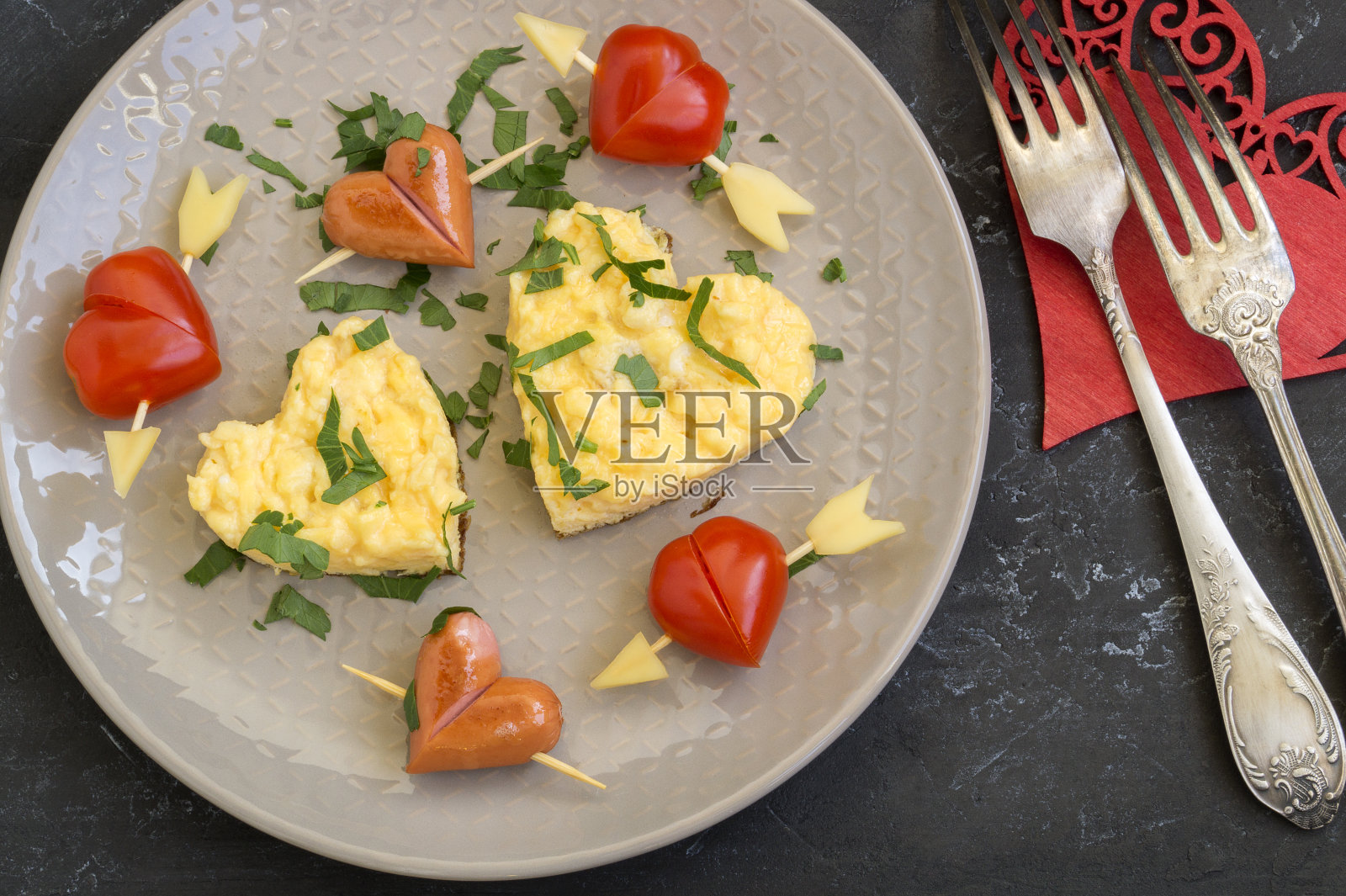 情人节早餐心形煎蛋面包俯视图照片摄影图片