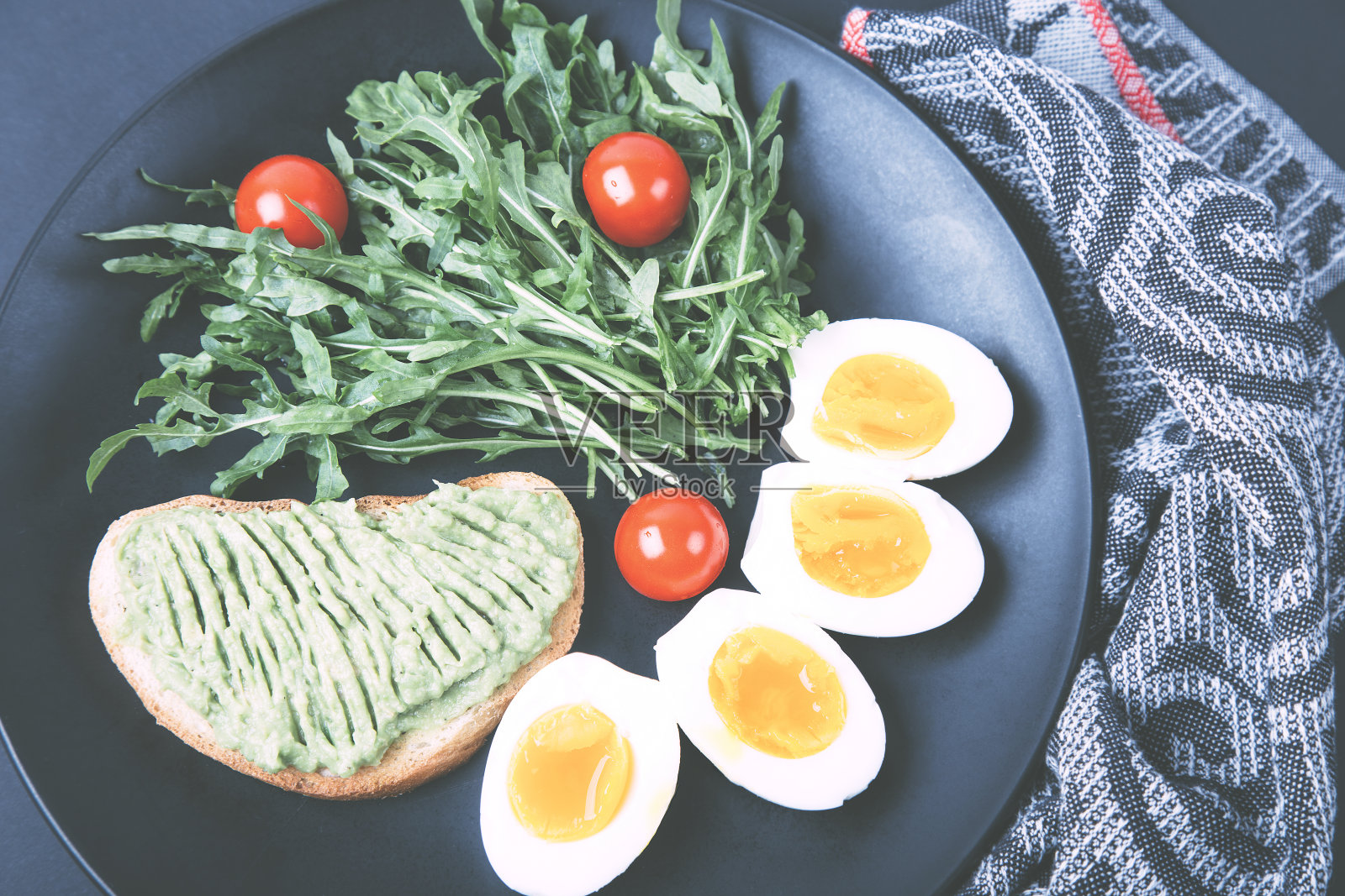 健康早餐配煮鸡蛋。照片摄影图片