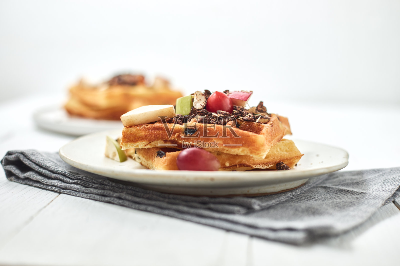 搭配水果和格兰诺拉麦片的自制华夫饼照片摄影图片