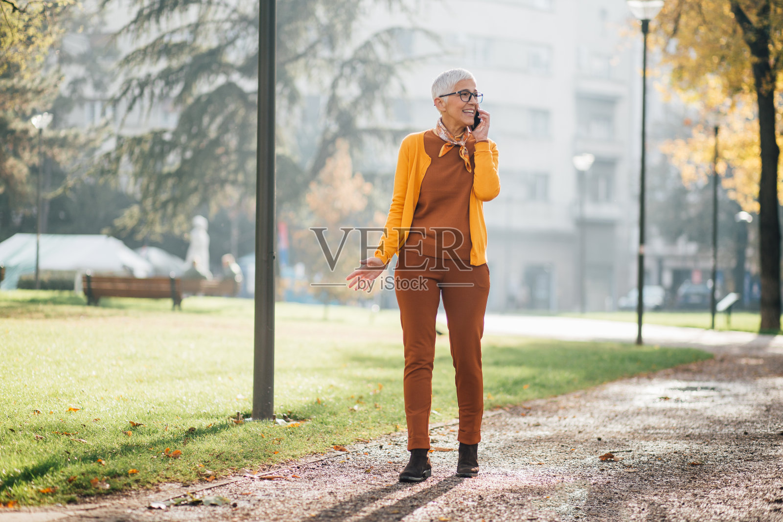 穿着秋色的女人照片摄影图片