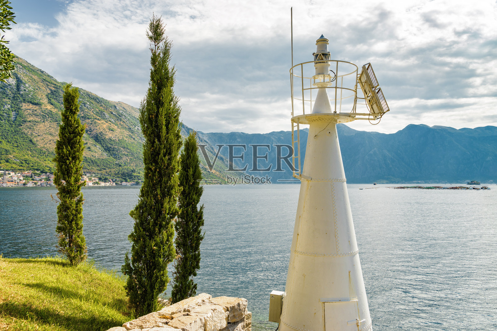 早晨阳光明媚的博卡科托尔湾和它的岛屿,在黑山的佩拉斯特附近。照片摄影图片