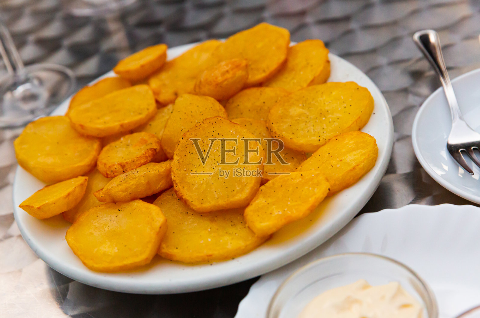 土豆配各种酱汁照片摄影图片