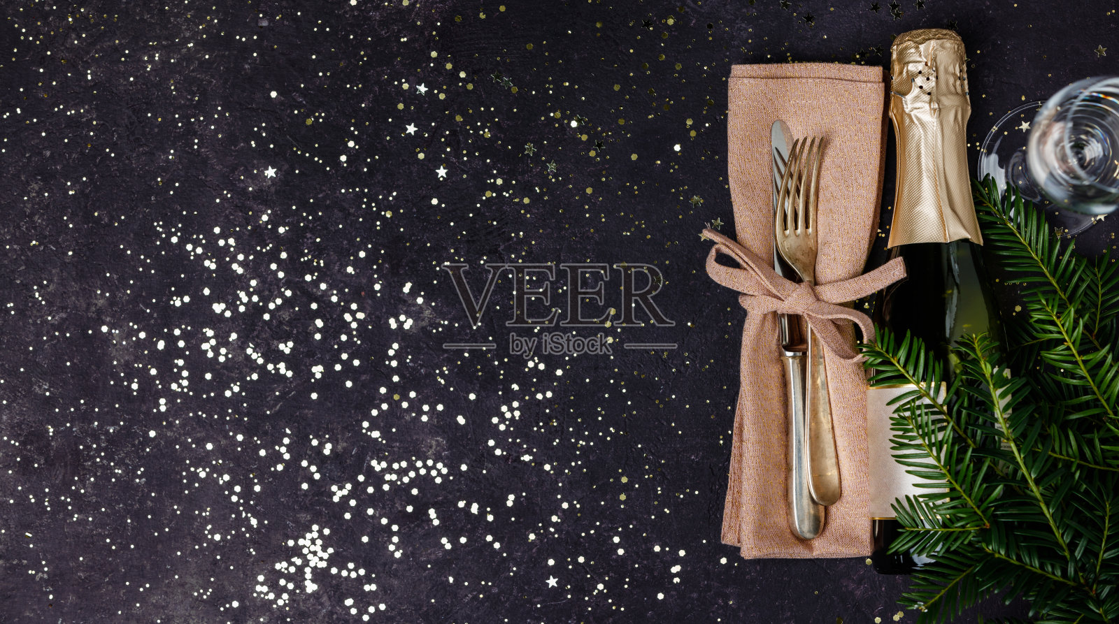 黑色背景上有圣诞装饰的香槟瓶照片摄影图片