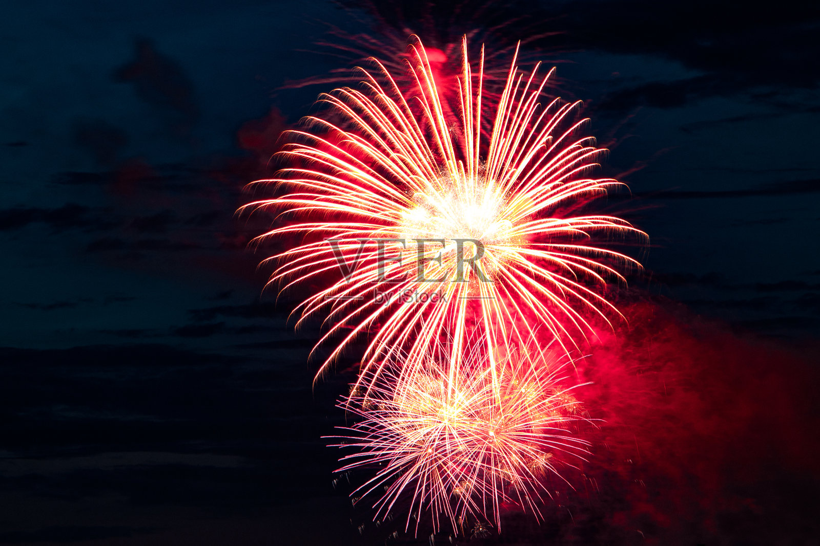 美丽的节日烟花在黑暗的天空照片摄影图片