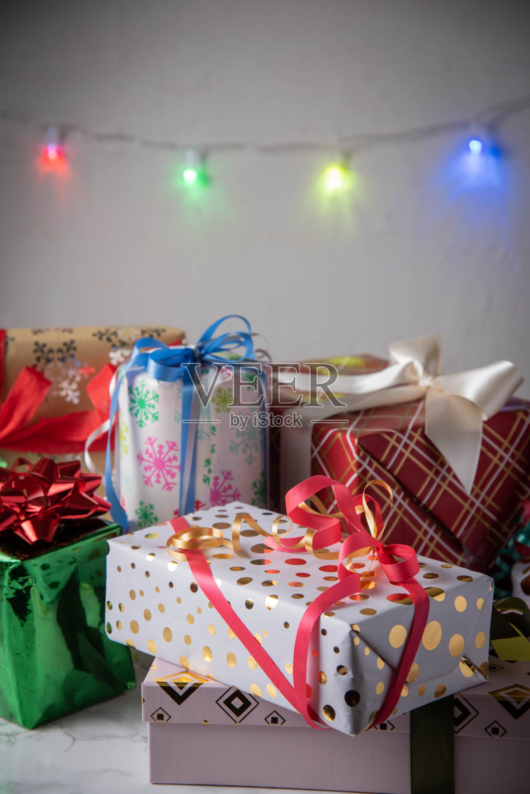 一堆包装好的礼品盒,节日形象照片摄影图片