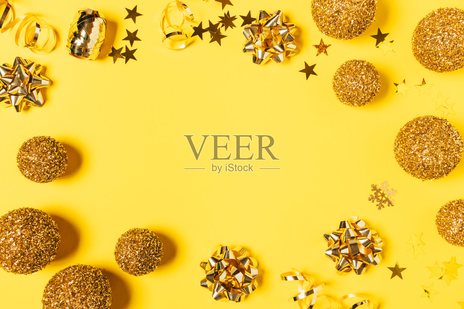 金色圣诞装饰球照片摄影图片