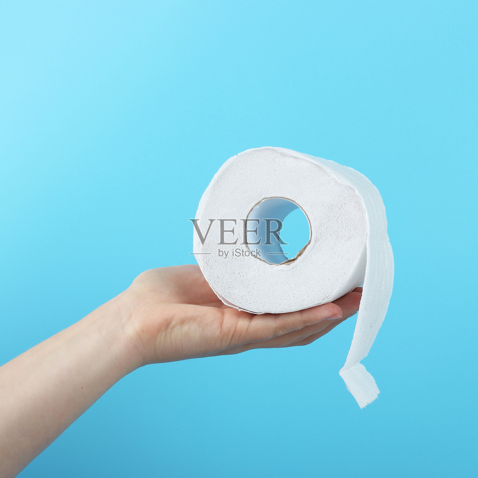 白色卫生纸卷在女性手中,概念便秘或腹泻照片摄影图片