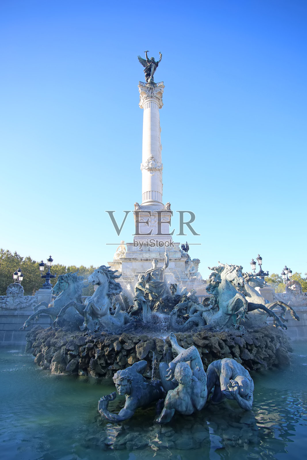 纪念碑与喷泉和高耸的柱竖立,以纪念吉伦丁革命者位于广场des Quinconces,法国波尔多。照片摄影图片