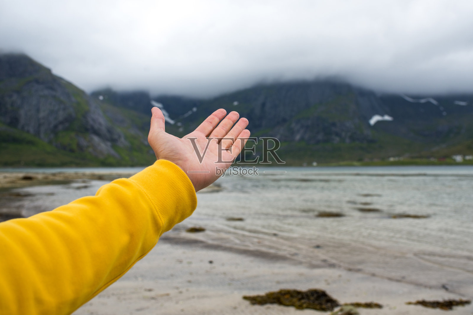 北方美丽的自然景观。令人惊叹的户外风景。海有浪,山有山。峡湾。戏剧性的云。旅游地标。旅行、探险、生活方式。探索挪威,罗浮敦群岛照片摄影图片