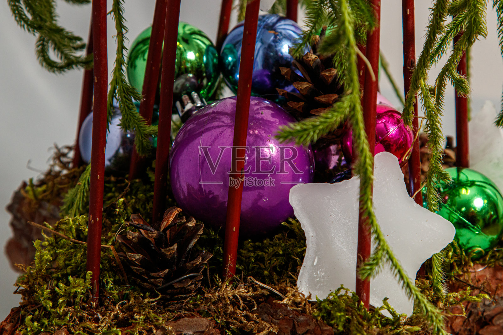 圣诞装饰物和圣诞花组成照片摄影图片