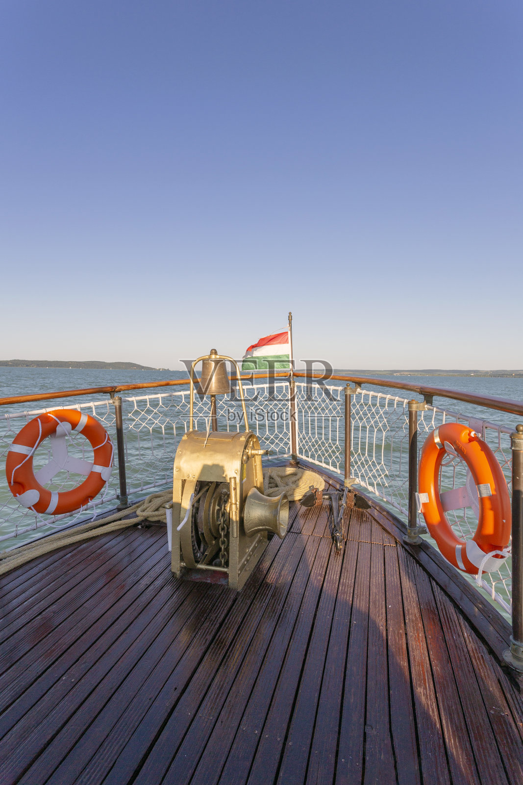 从游船上看巴拉顿湖。照片摄影图片