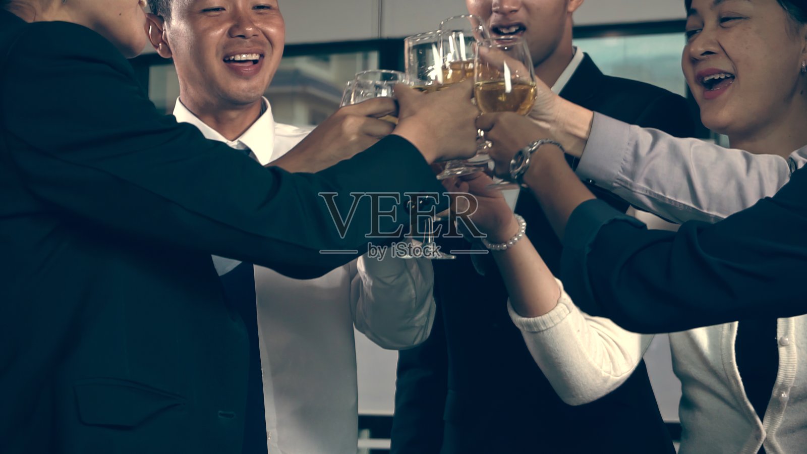 成功的商业人士在舞厅晚宴上喝葡萄酒和香槟。照片摄影图片